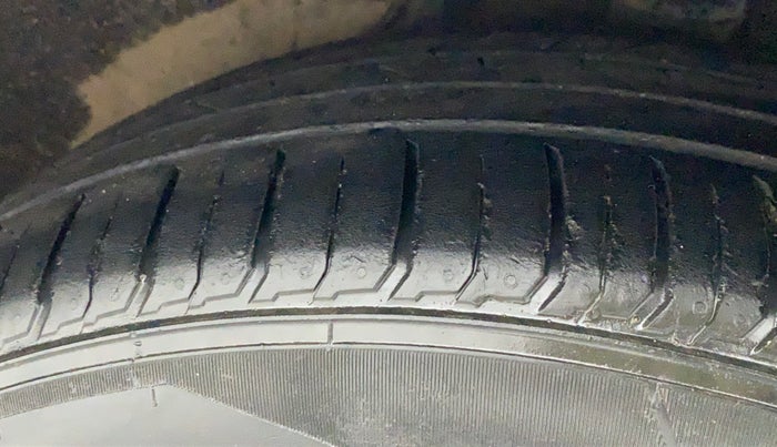 2012 Toyota Camry 2.5L AT, Petrol, Automatic, 1,10,975 km, Left Rear Tyre Tread