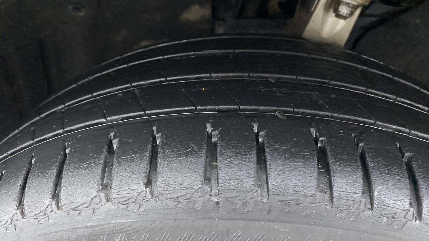 2016 Jeep GRAND CHEROKEE LIMITED DIESEL, Diesel, Automatic, 91,825 km, Left Front Tyre Tread