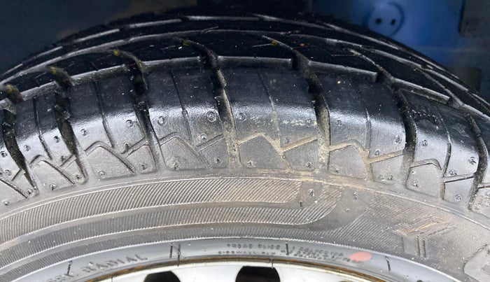 2013 Hyundai Eon ERA PLUS, Petrol, Manual, 34,129 km, Right Front Tyre Tread