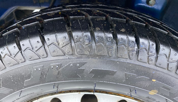 2013 Hyundai Eon ERA PLUS, Petrol, Manual, 34,129 km, Right Rear Tyre Tread