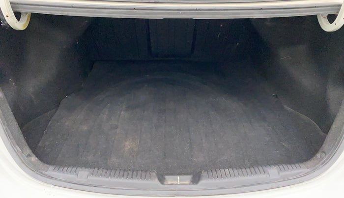 2015 Hyundai New Elantra SX 1.8 MT, Petrol, Manual, 93,946 km, Boot Inside