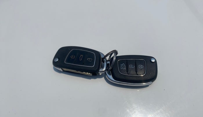 2022 Hyundai VENUE S+ 1.2, CNG, Manual, 56,314 km, Key Close Up