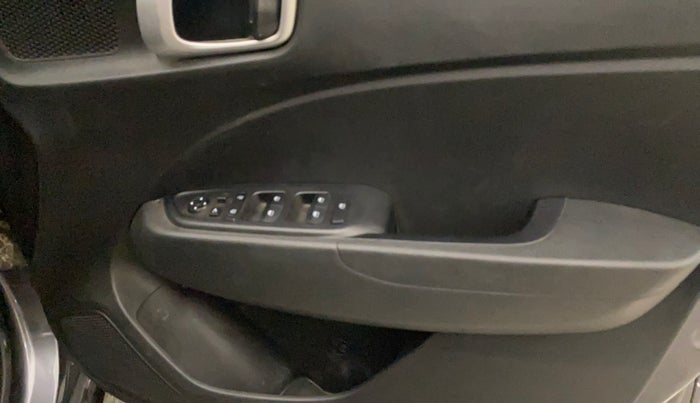 2022 Hyundai VENUE S+ 1.2, CNG, Manual, 56,314 km, Driver Side Door Panels Control