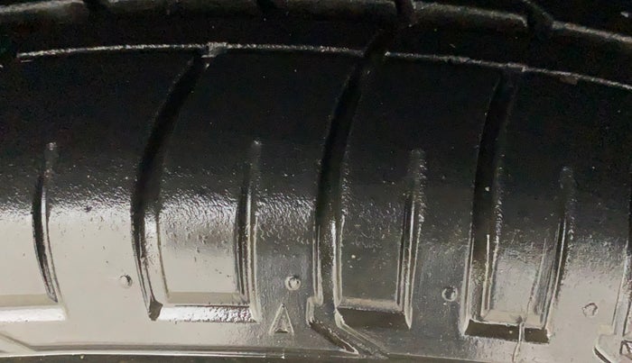 2023 Mahindra XUV300 W6 1.2 PETROL AMT, Petrol, Automatic, 15,464 km, Right Front Tyre Tread