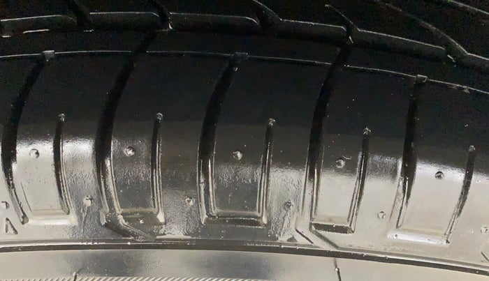 2023 Mahindra XUV300 W6 1.2 PETROL AMT, Petrol, Automatic, 15,464 km, Right Rear Tyre Tread