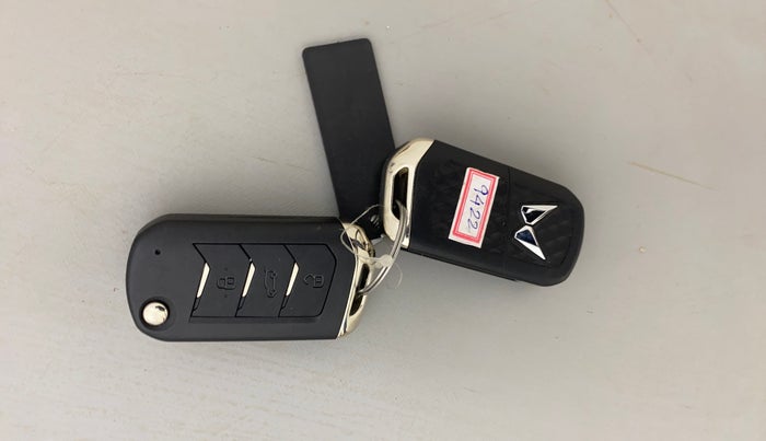 2023 Mahindra XUV300 W6 1.2 PETROL AMT, Petrol, Automatic, 15,464 km, Key Close Up