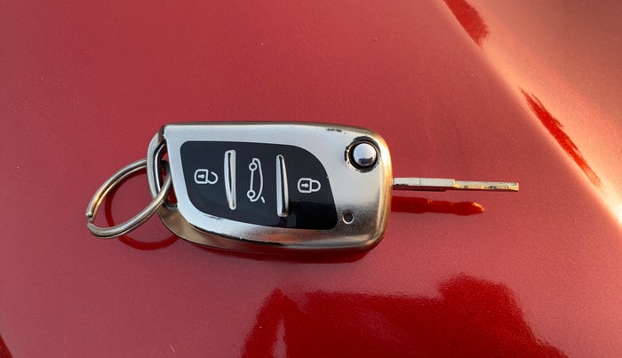 2019 Renault Kwid RXT 1.0 AMT (O), Petrol, Automatic, 95,870 km, Key Close Up