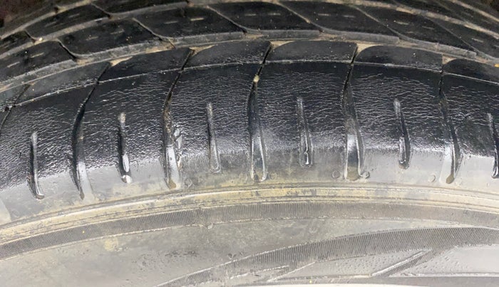 2014 Ford Ecosport AMBIENTE 1.5L DIESEL, Diesel, Manual, 1,17,219 km, Left Rear Tyre Tread