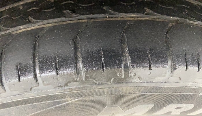 2014 Ford Ecosport AMBIENTE 1.5L DIESEL, Diesel, Manual, 1,17,219 km, Right Front Tyre Tread