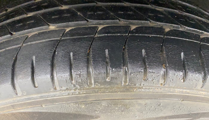 2014 Ford Ecosport AMBIENTE 1.5L DIESEL, Diesel, Manual, 1,17,219 km, Right Rear Tyre Tread