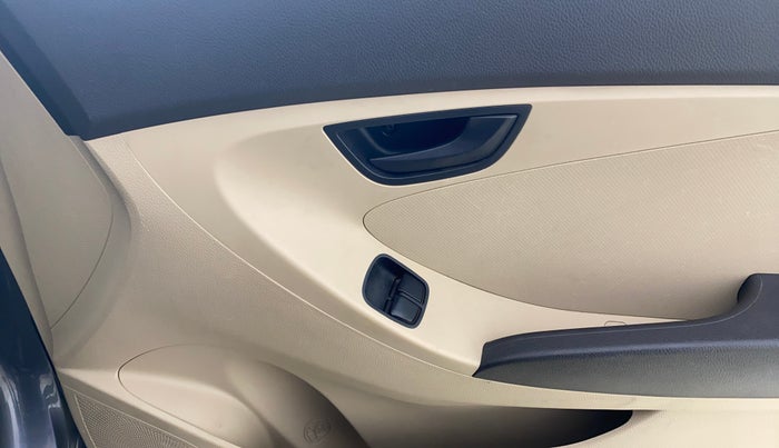 2015 Hyundai Eon ERA +, Petrol, Manual, 65,645 km, Driver Side Door Panels Control