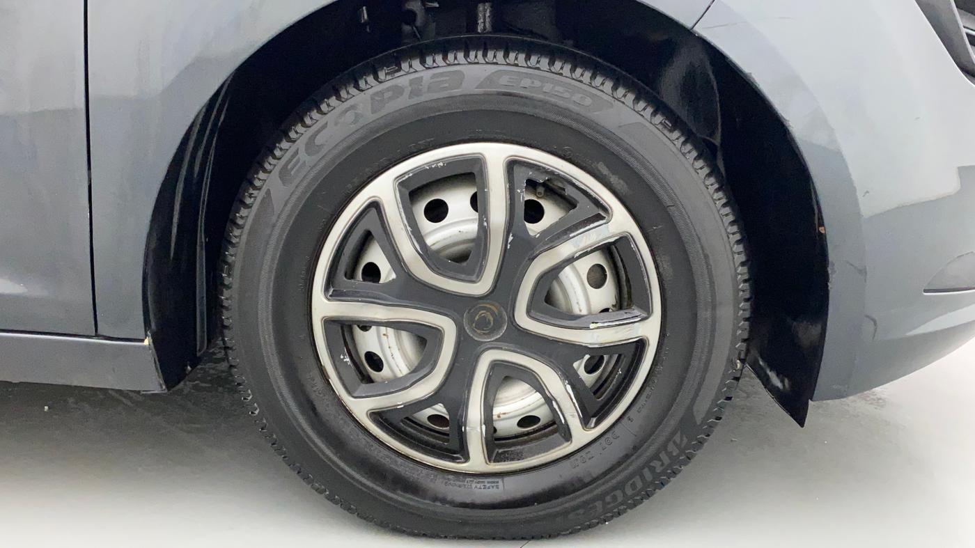 2020 Tata ALTROZ XM PLUS DIESEL, Diesel, Manual, 29,900 km, Right Front Wheel