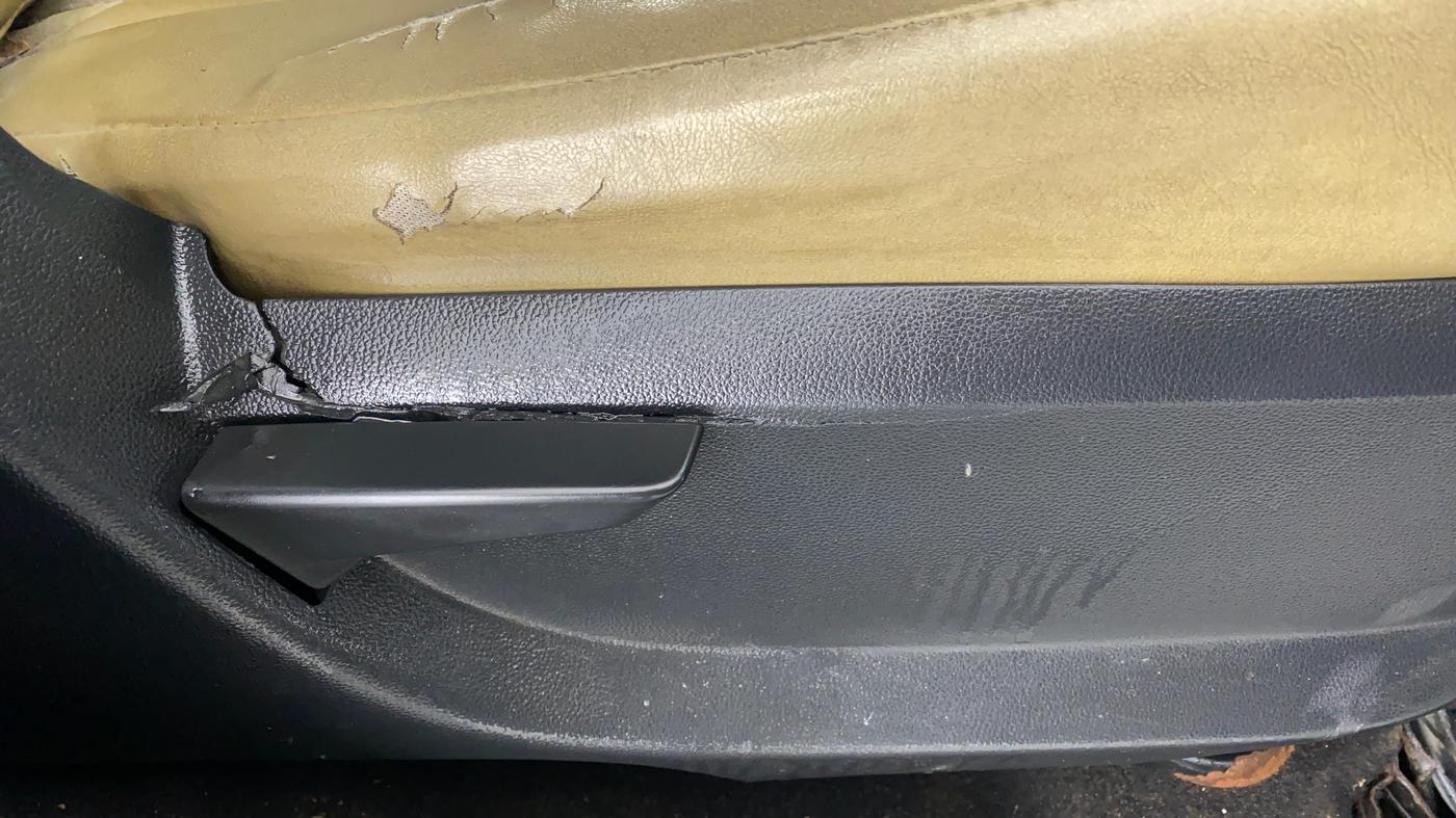 2018 Mahindra Kuv100 K2 TRIP CNG, CNG, Manual, 79,577 km, Driver Side Adjustment Panel