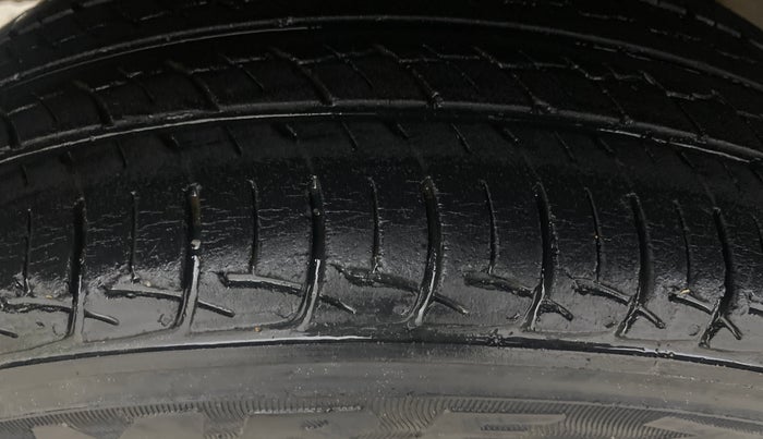 2015 Toyota Etios Liva G, Petrol, Manual, 34,776 km, Right Rear Tyre Tread