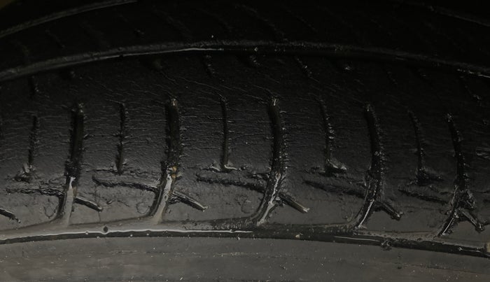 2015 Toyota Etios Liva G, Petrol, Manual, 34,776 km, Right Front Tyre Tread