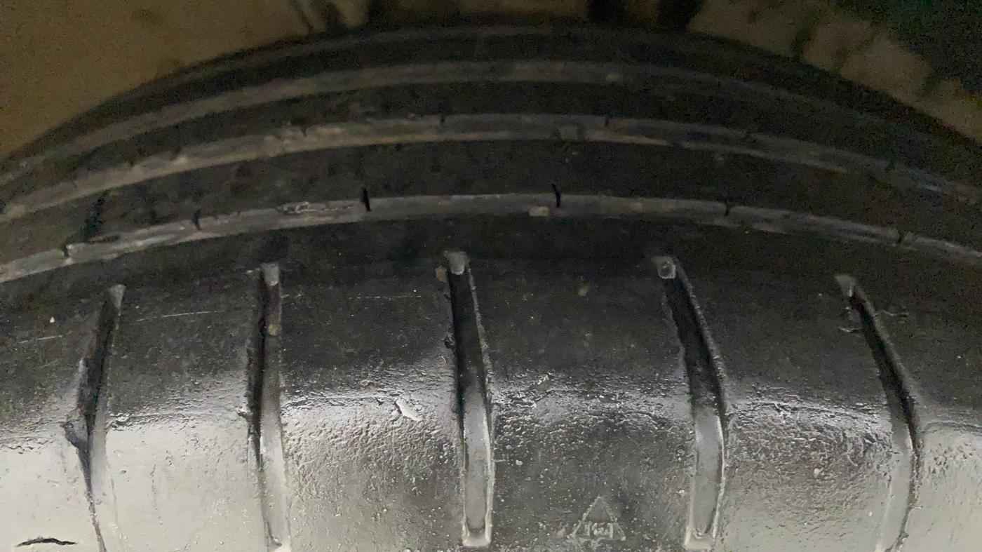 2017 Skoda Rapid MONTE CARLO 1.6 MPI AT, CNG, Automatic, 38,857 km, Right Front Tyre Tread