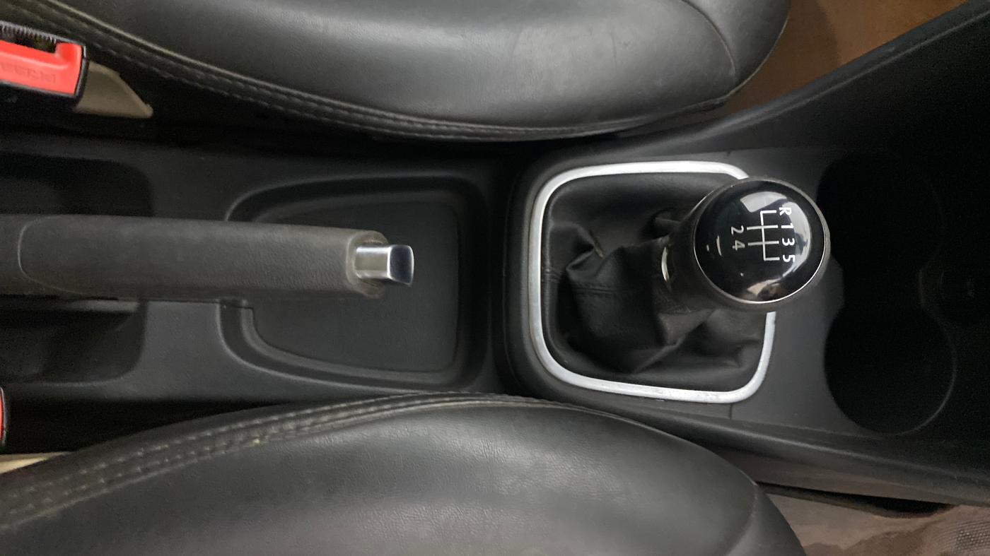 2017 Volkswagen Polo HIGHLINE1.5L, Diesel, Manual, 1,26,367 km, Gear Lever