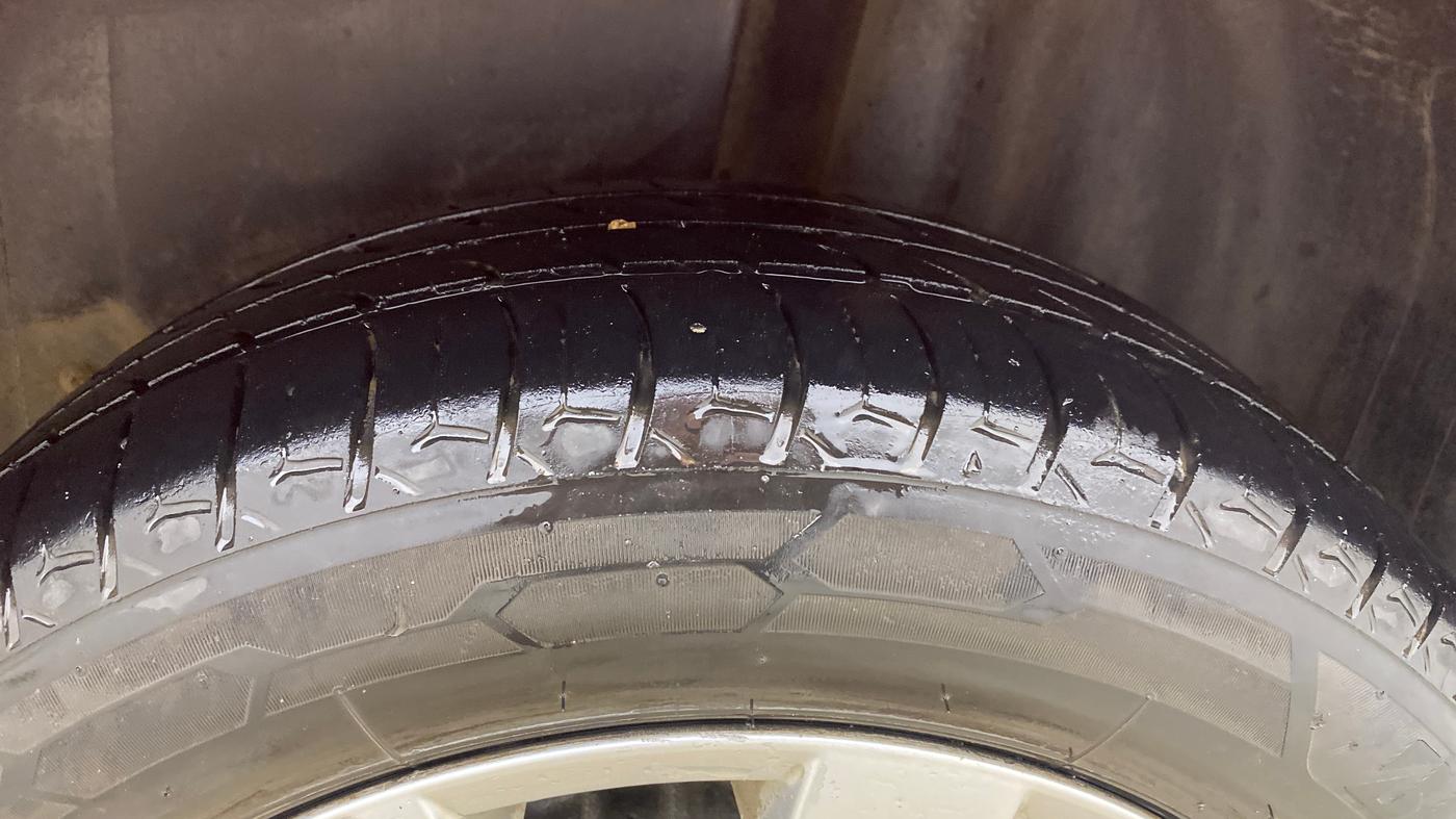 2017 Volkswagen Polo HIGHLINE1.5L, Diesel, Manual, 1,26,367 km, Left Rear Tyre Tread