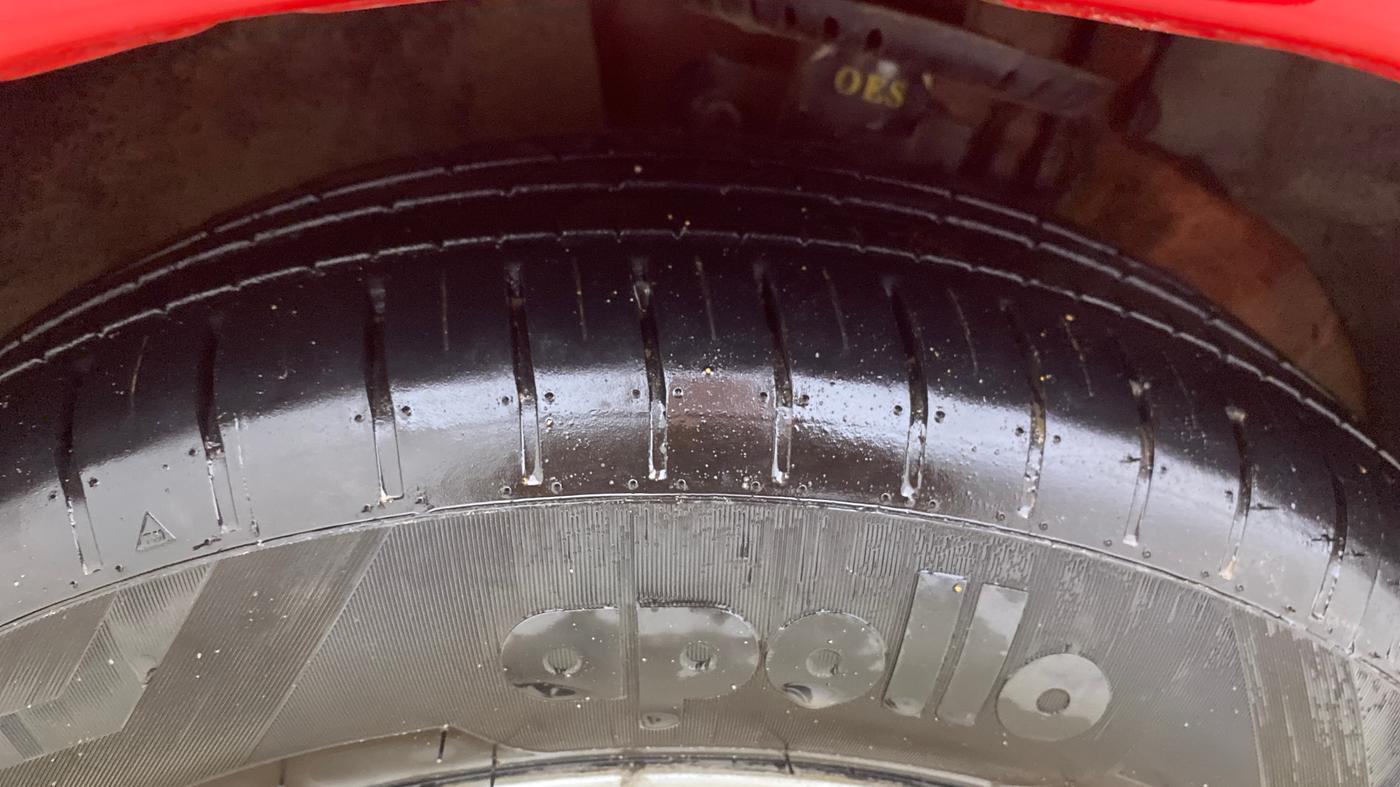 2017 Volkswagen Polo HIGHLINE1.5L, Diesel, Manual, 1,26,367 km, Left Front Tyre Tread