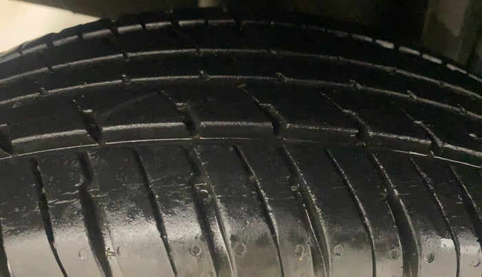 2017 Renault Kwid RXT 1.0 AMT, Petrol, Automatic, 29,536 km, Right Rear Tyre Tread