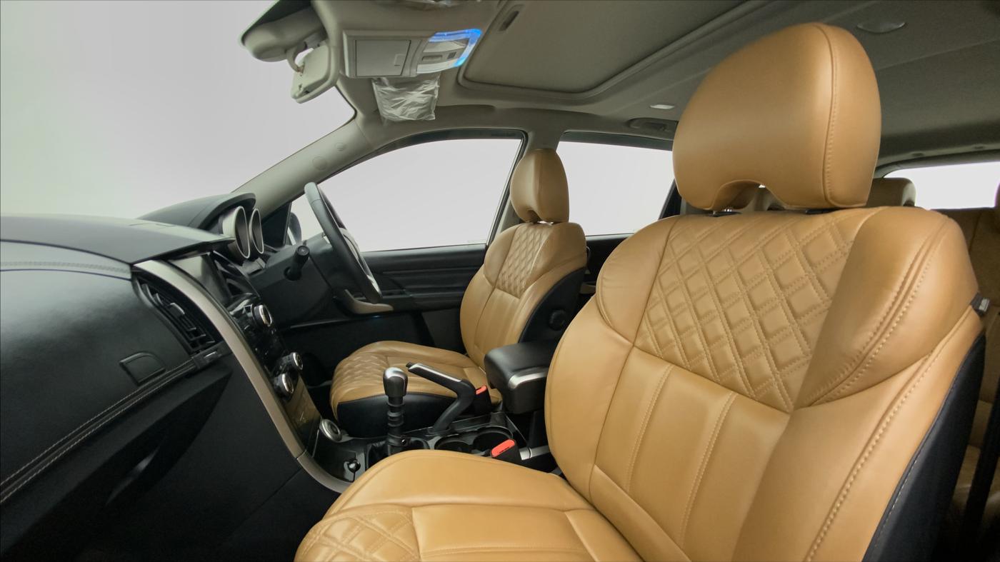 2020 Mahindra XUV500 W11 (O), Diesel, Manual, 55,921 km, Right Side Front Door Cabin