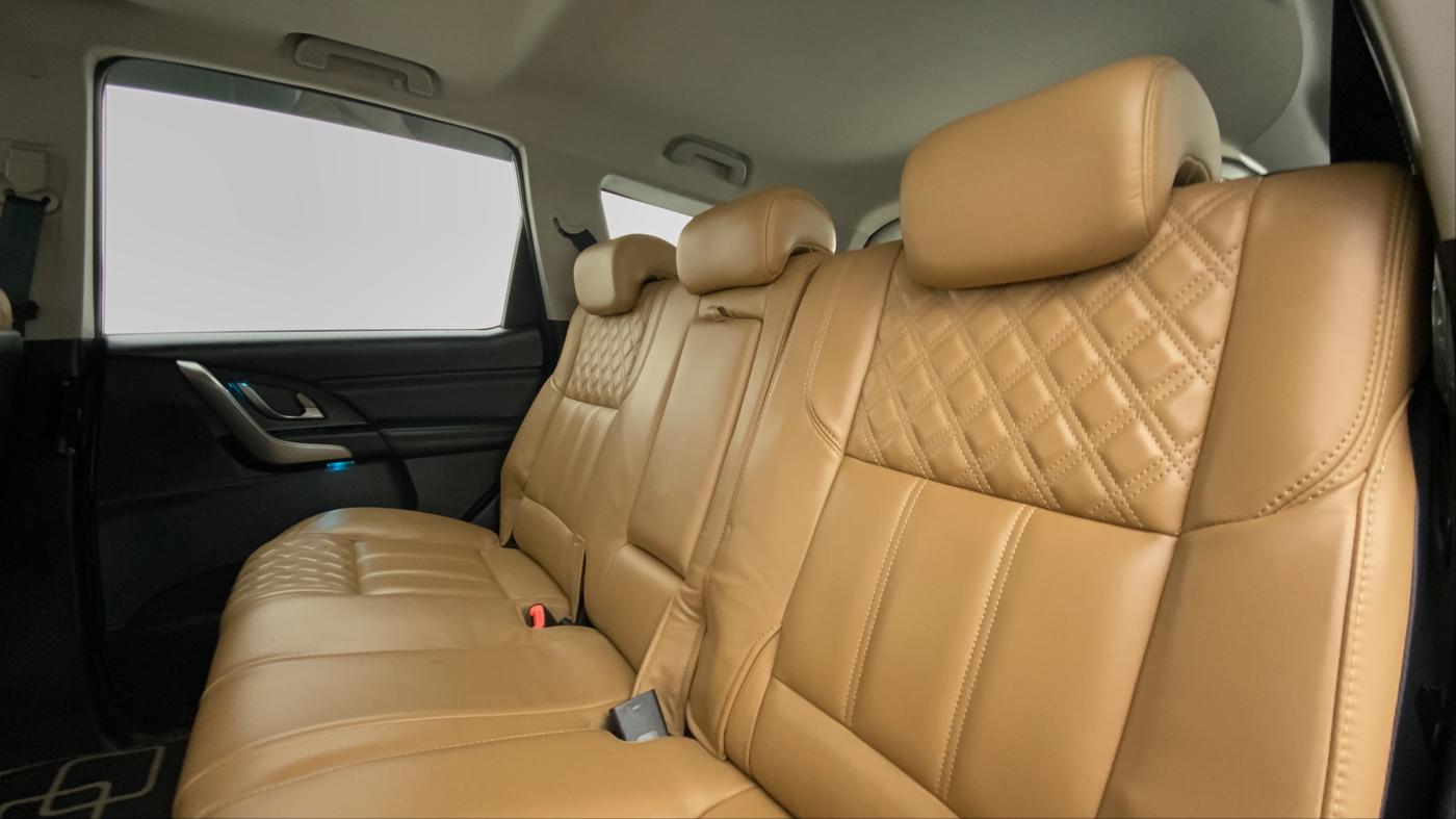 2020 Mahindra XUV500 W11 (O), Diesel, Manual, 55,921 km, Right Side Rear Door Cabin