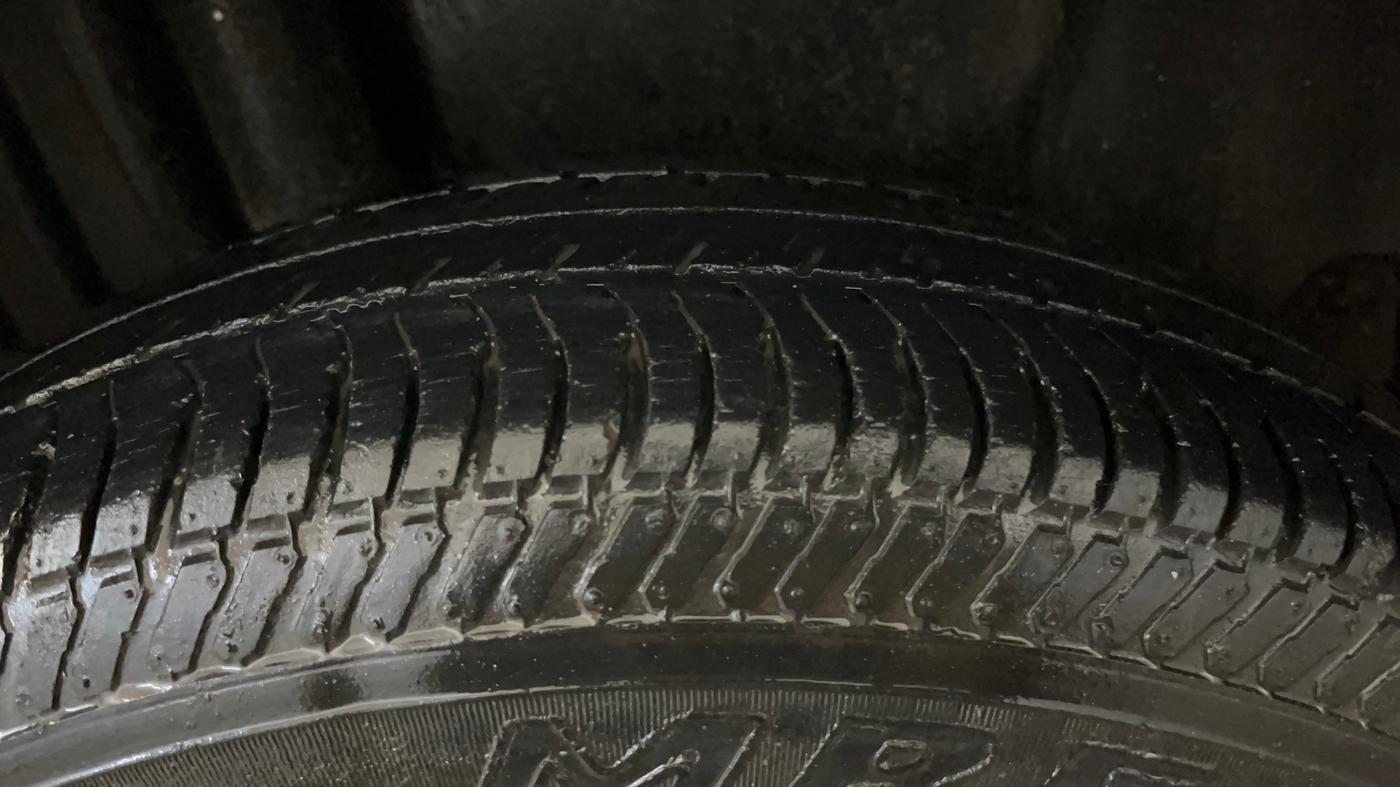 2015 Maruti Swift Dzire VXI, Petrol, Manual, 58,758 km, Right Rear Tyre Tread