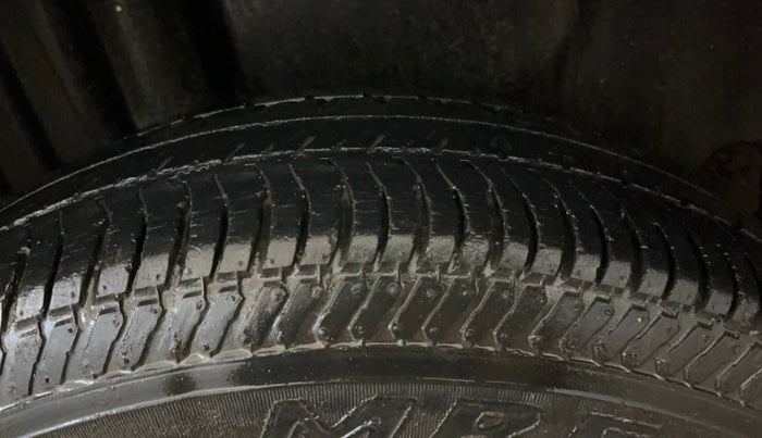 2015 Maruti Swift Dzire VXI, Petrol, Manual, 58,758 km, Right Rear Tyre Tread