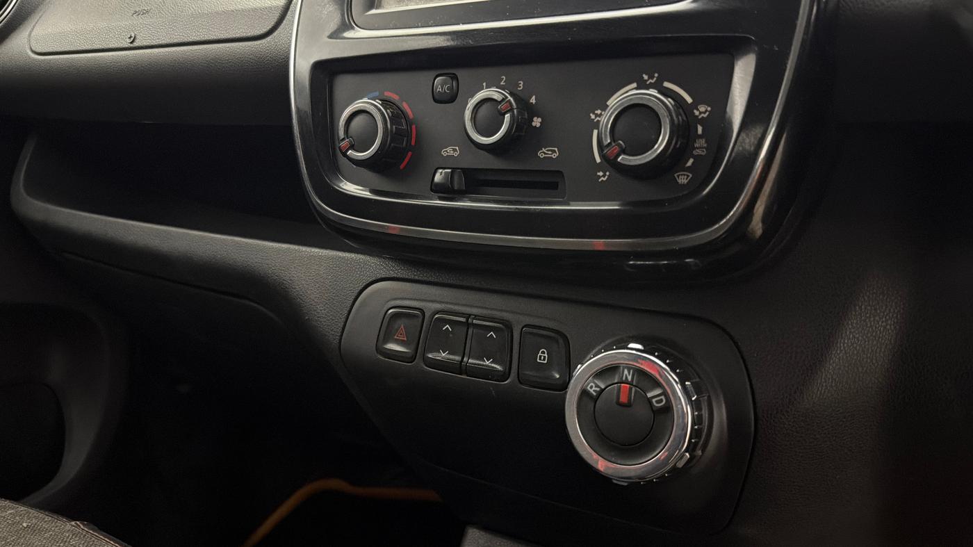 2017 Renault Kwid RXT 1.0 AMT, Petrol, Automatic, 47,686 km, Gear Lever