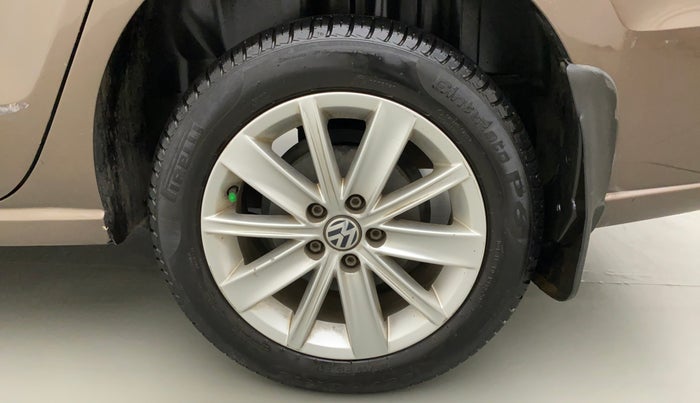 2016 Volkswagen Vento HIGHLINE PETROL AT, Petrol, Automatic, 87,911 km, Left Rear Wheel