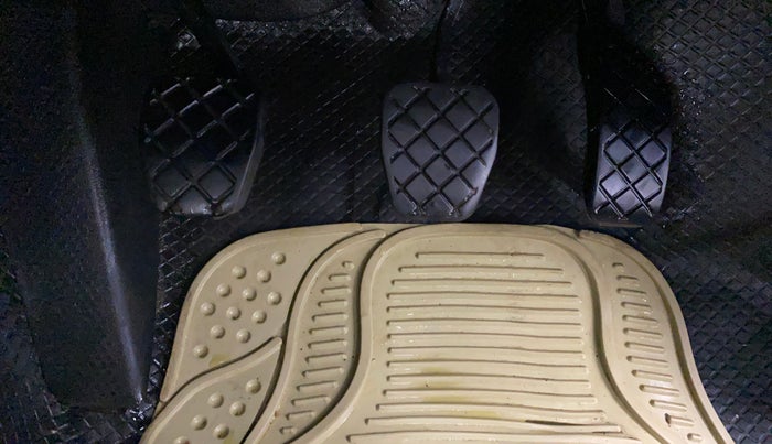 2018 Volkswagen Ameo TRENDLINE 1.0L, Petrol, Manual, 42,312 km, Pedals