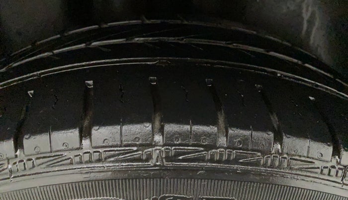 2017 Volkswagen Polo COMFORTLINE 1.2L, Petrol, Manual, 72,894 km, Right Front Tyre Tread