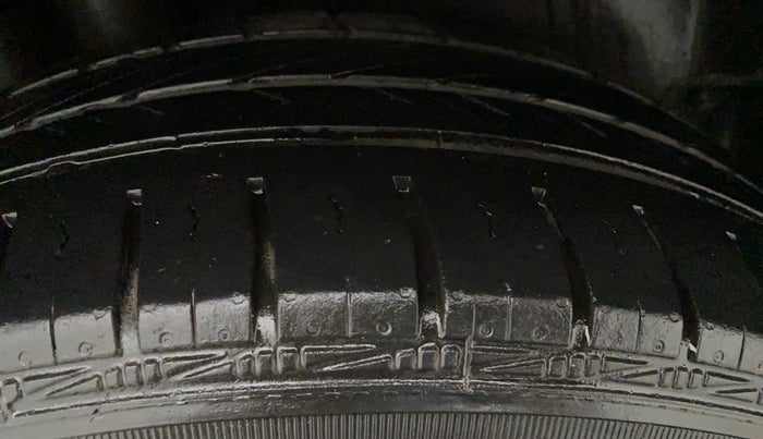 2017 Volkswagen Polo COMFORTLINE 1.2L, Petrol, Manual, 72,894 km, Left Front Tyre Tread