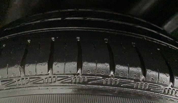 2017 Volkswagen Polo COMFORTLINE 1.2L, Petrol, Manual, 72,894 km, Right Rear Tyre Tread