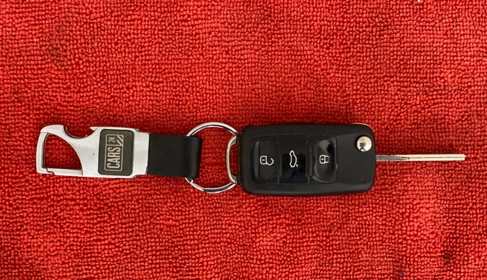 2017 Volkswagen Polo COMFORTLINE 1.2L, Petrol, Manual, 72,894 km, Key Close Up