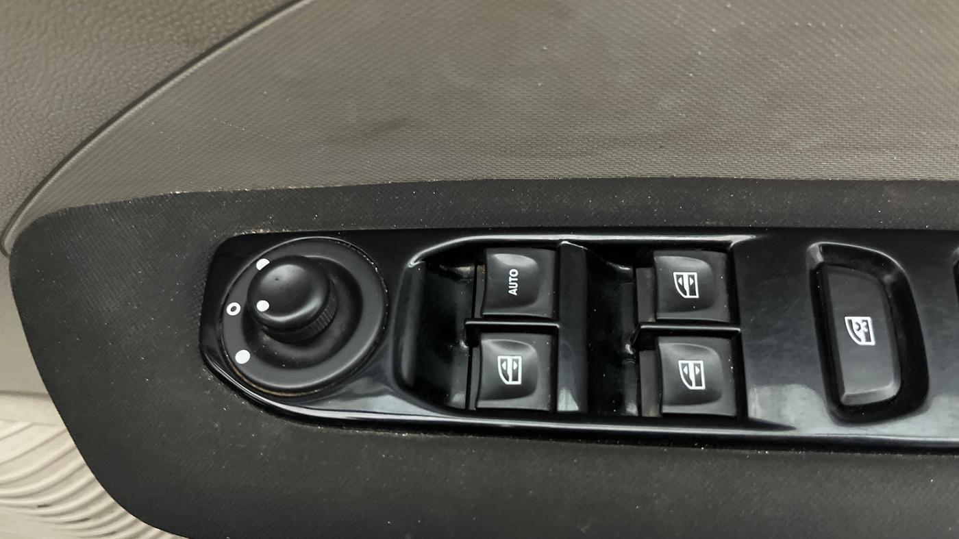 2019 Renault TRIBER RXZ, CNG, Manual, 31,175 km, Driver Side Door Panels Control