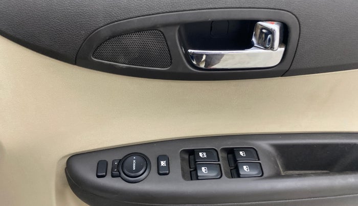 2014 Hyundai i20 SPORTZ 1.4 CRDI, Diesel, Manual, 77,055 km, Driver Side Door Panels Control