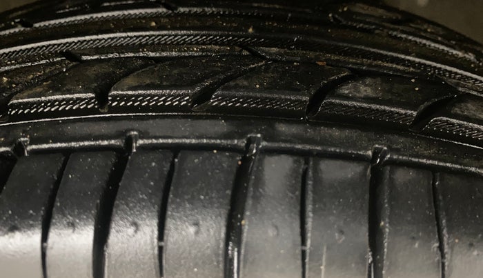 2014 Hyundai i20 SPORTZ 1.4 CRDI, Diesel, Manual, 77,055 km, Right Front Tyre Tread