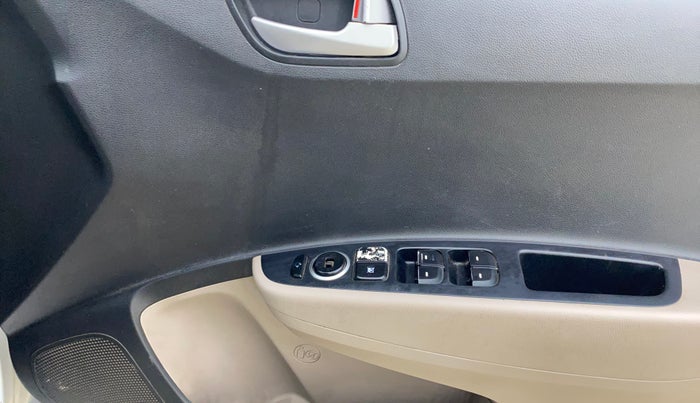 2016 Hyundai Grand i10 ASTA 1.1 CRDI, Diesel, Manual, 1,48,332 km, Driver Side Door Panels Control