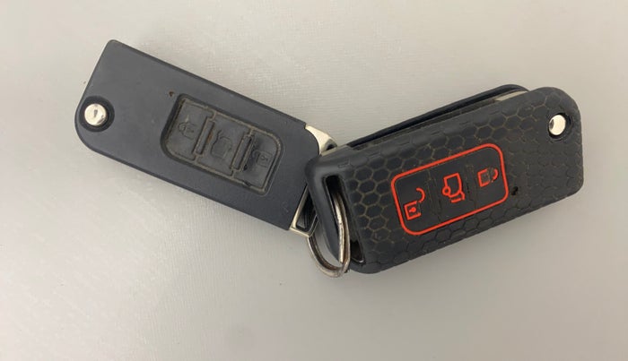 2015 Mahindra XUV500 W8, Diesel, Manual, 1,16,382 km, Key Close Up