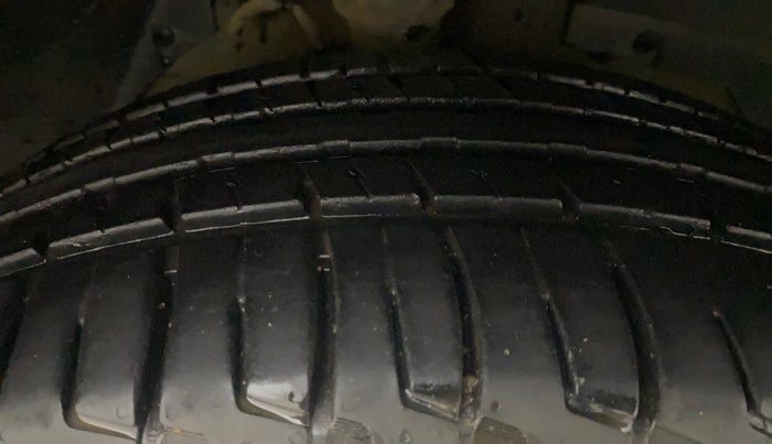 2015 Mahindra XUV500 W8, Diesel, Manual, 1,16,382 km, Right Front Tyre Tread