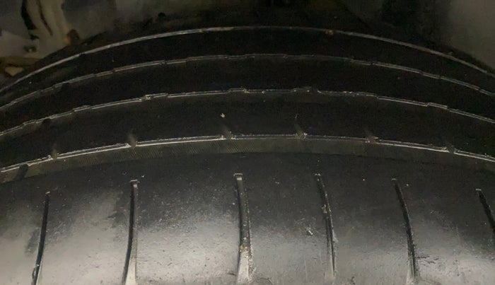 2015 Mahindra XUV500 W8, Diesel, Manual, 1,16,382 km, Right Rear Tyre Tread