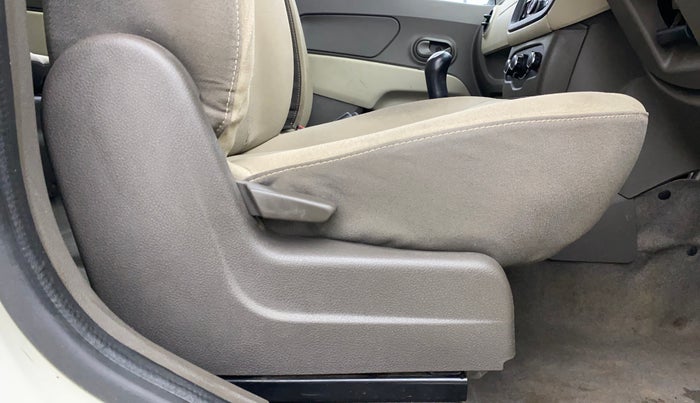 2018 Renault Lodgy 85 PS RXE 8 STR, Diesel, Manual, 31,440 km, Driver Side Adjustment Panel