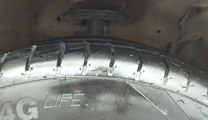 2017 Maruti Ciaz ZDI SHVS, Diesel, Manual, 74,544 km, Right Front Tyre Tread