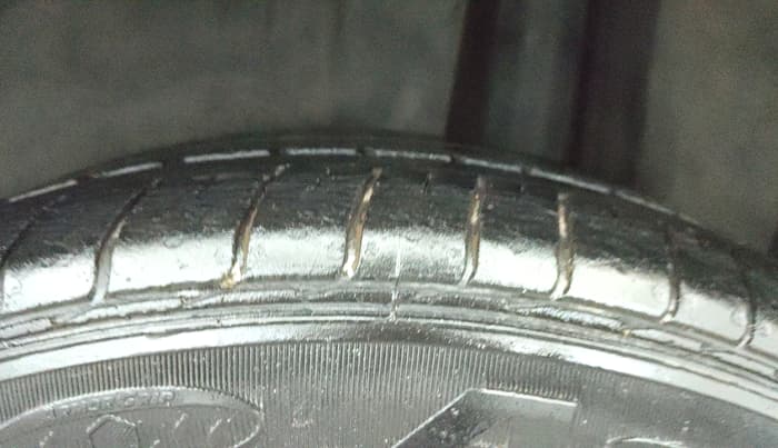 2017 Maruti Ciaz ZDI SHVS, Diesel, Manual, 74,544 km, Left Rear Tyre Tread