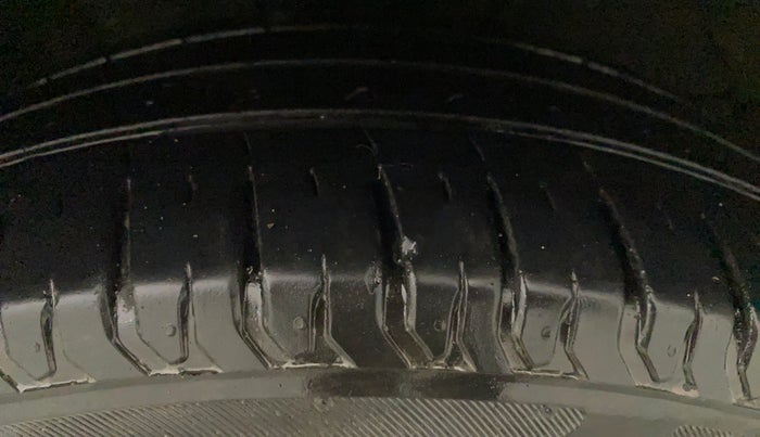 2022 Maruti Ertiga ZXI (O) CNG, CNG, Manual, 20,619 km, Right Front Tyre Tread