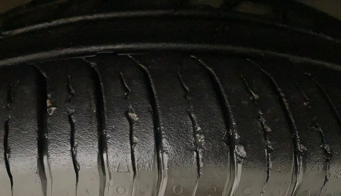 2023 Renault TRIBER RXZ AMT, Petrol, Automatic, 15,606 km, Right Front Tyre Tread