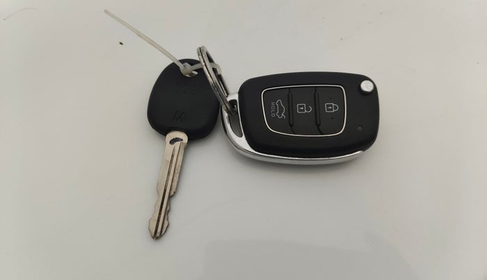 2022 Hyundai AURA S 1.2 CNG, CNG, Manual, 32,964 km, Key Close Up