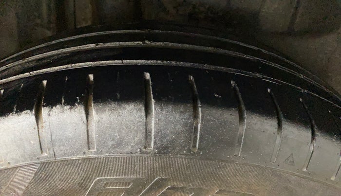 2021 Maruti Swift LXI, CNG, Manual, 92,464 km, Right Rear Tyre Tread