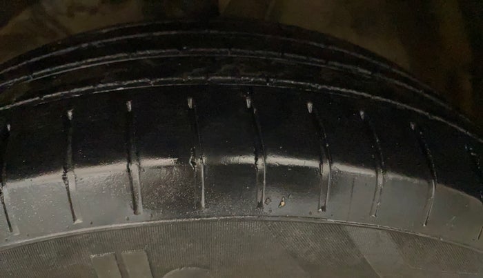 2021 Maruti Swift LXI, CNG, Manual, 92,464 km, Left Front Tyre Tread